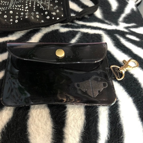 NWT Queen Mask with Holder - Picture 4 of 5